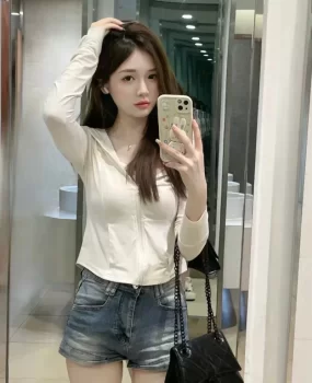 00后小女生意外下海