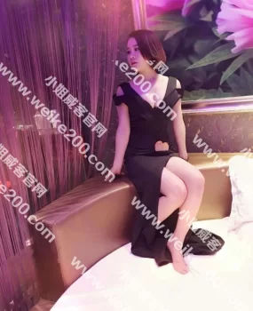 妹子鲍鱼粉嫩，白虎的姿态十年难遇，那条缝一个字~爽