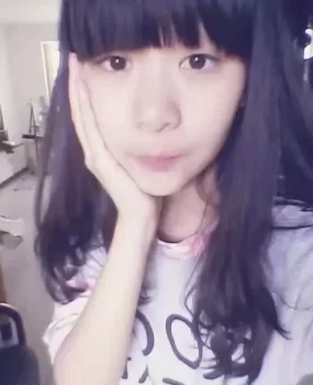 给大家分享一个年轻漂亮的小萝莉