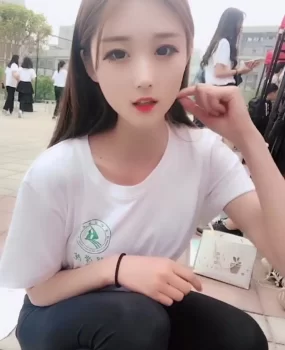 秦皇岛新来妹子。妹子质量极品。小逼粉嫩紧致，水哗哗的。被老板干到抽搐